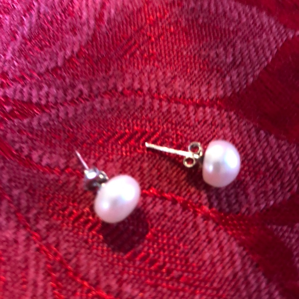 Fresh water pearl pierced earrings.